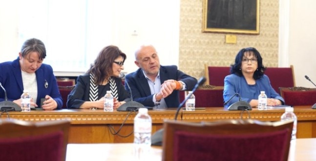 Номинираната за премиер от ГЕРБ СДС Мария Габриел започва разговори с