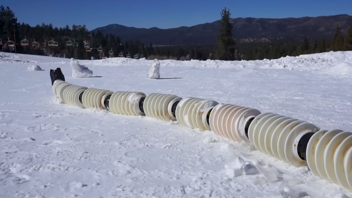 Специалисти от НАСА разработиха змиеподобен робот който един ден трябва