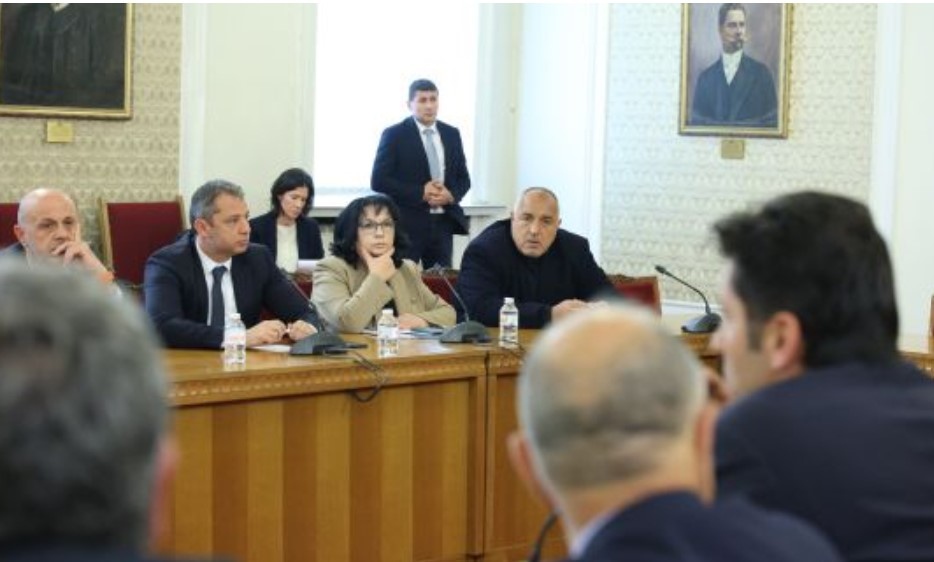 Бойко Борисов изненадващо се появи на срещата с лидерите на