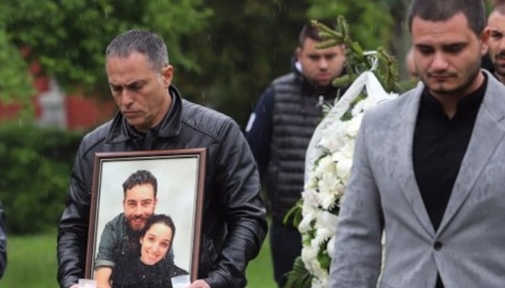 Множество хора сред които близки и приятели се събраха да