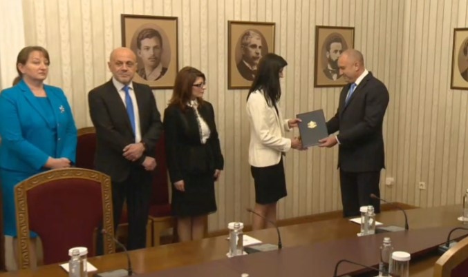 Президентът Румен Радев връчва първия проучвателен мандат за съставяне на