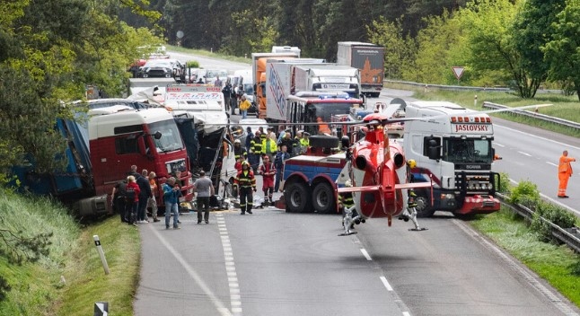 37 души са ранени при катастрофа между тир и камион