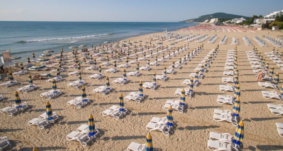 Плажът в курорта Албена получи престижното международно отличие Син флаг В