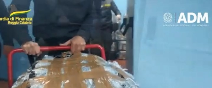 Полициятата в Южна Италия съобщи че е конфискувала 2700 килограма