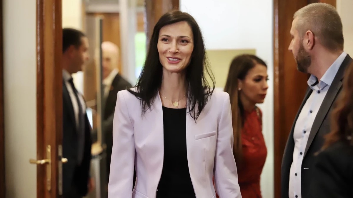 Номинираната за премиер Мария Габриел заяви в НС че ще