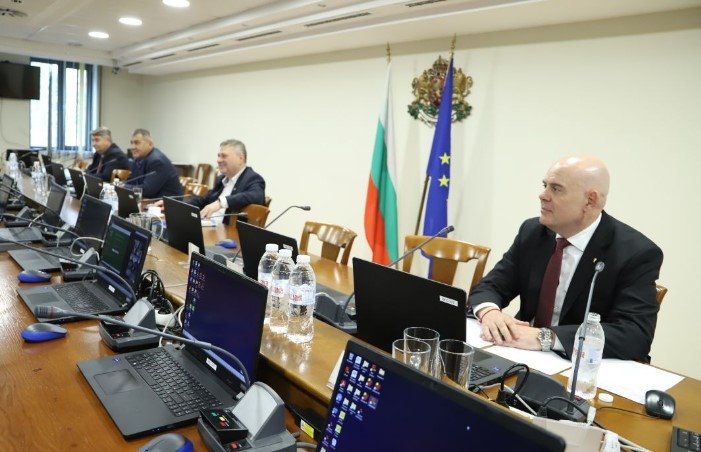 Призовавам ви да си направите отвод заради доброто име на