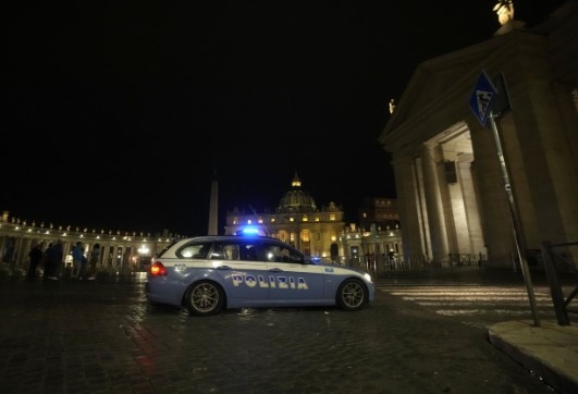 Инцидент тази нощ в Рим Автомобил се вряза през една