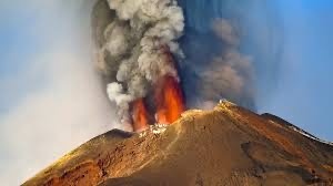 Вулканът Етна който се намира в североизточната част на Сицилия