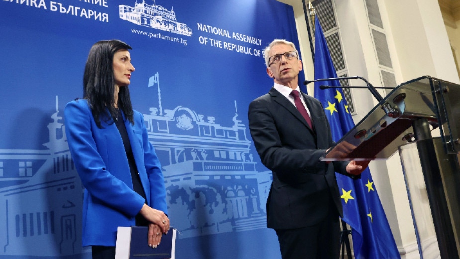 Час преди от ГЕРБ СДС да върнат изпълнен мандат на президента