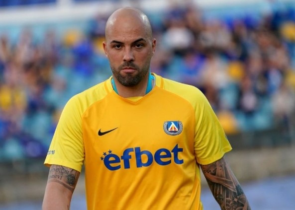 Вратарят Николай Михайлов няма да продължи да бъде част от