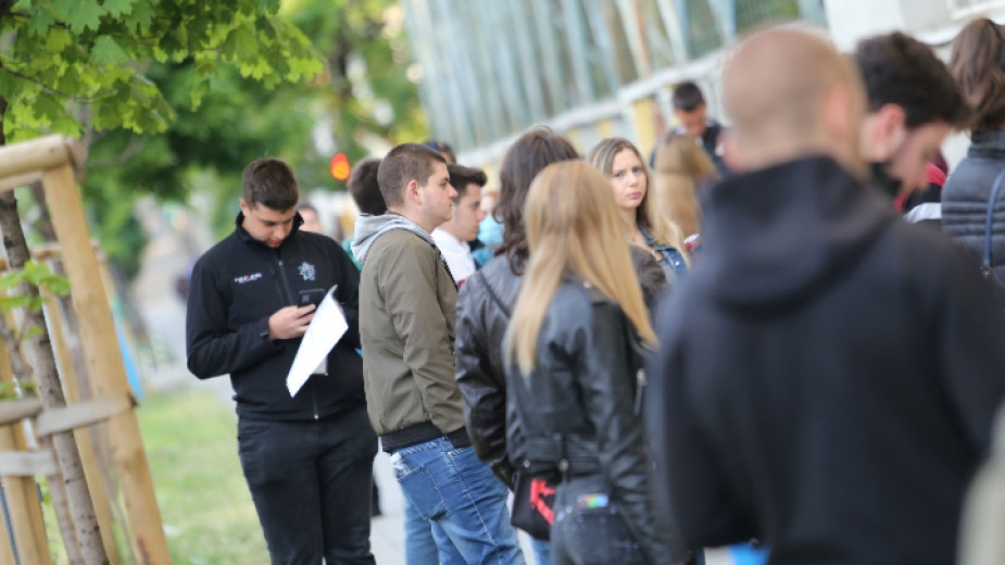 Над 47 000 дванайсетокласници се явиха днес на матура за