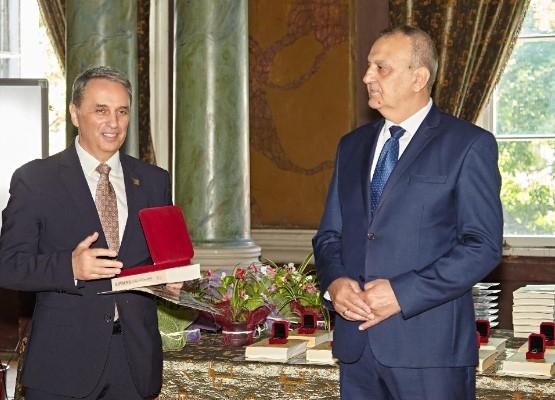 Ректорът на Университета по хранителни технологии проф Пламен Моллов получи