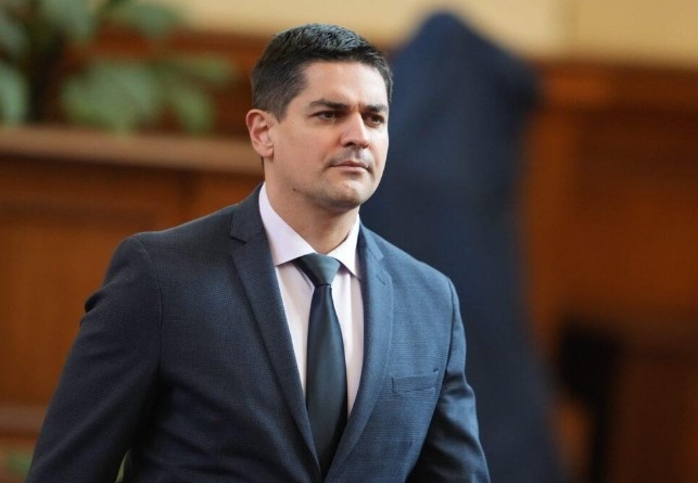 Радостин Василев утре ще се отцепи от парламентарната група на