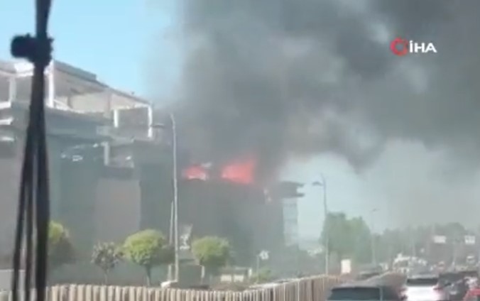 Пожар избухна в търговски център в Истанбул На мястото на