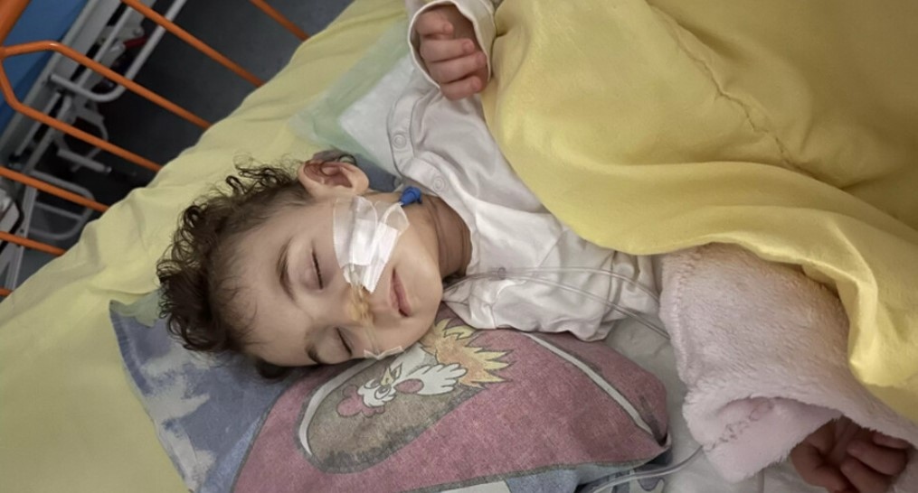 Малката Кристин има нужда от средства за да ѝ бъде