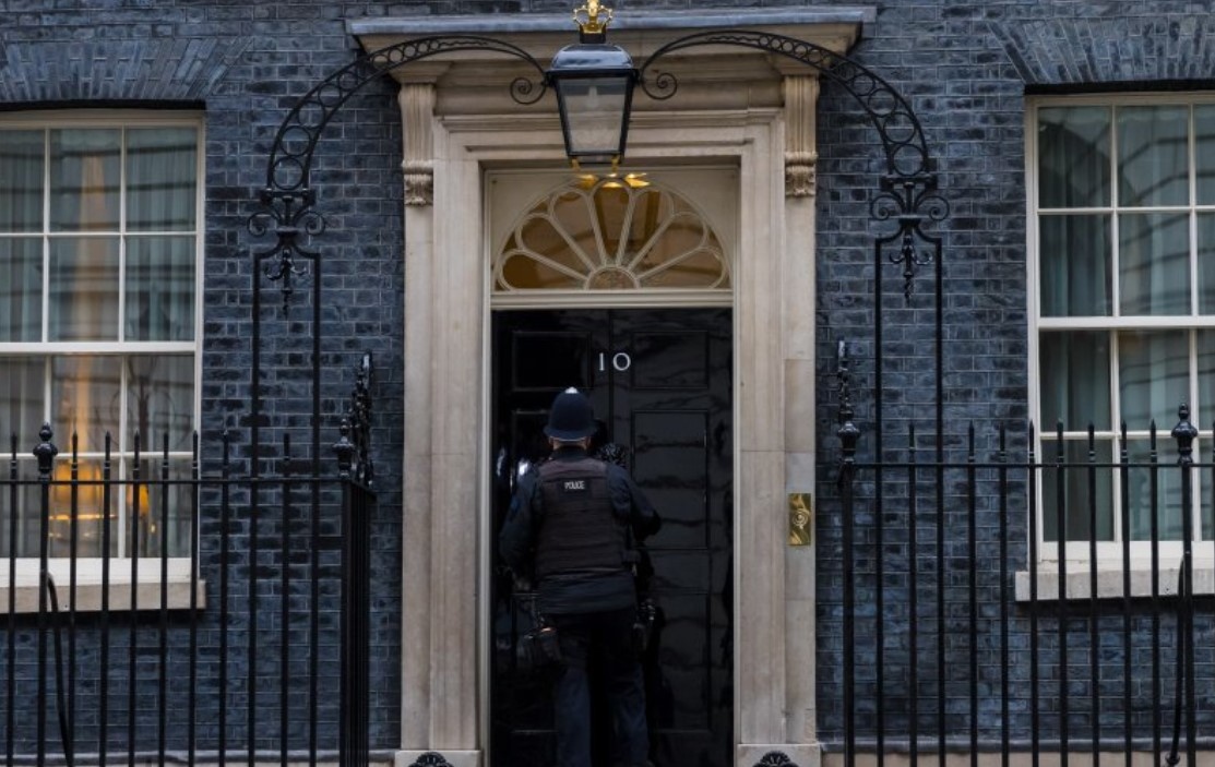 Инцидент в Лондон лек автомобил се вряза в оградата