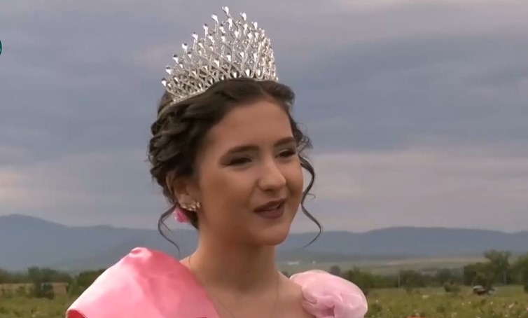 16-годишната Антония Лалова е Царица на розите на 2023 година.