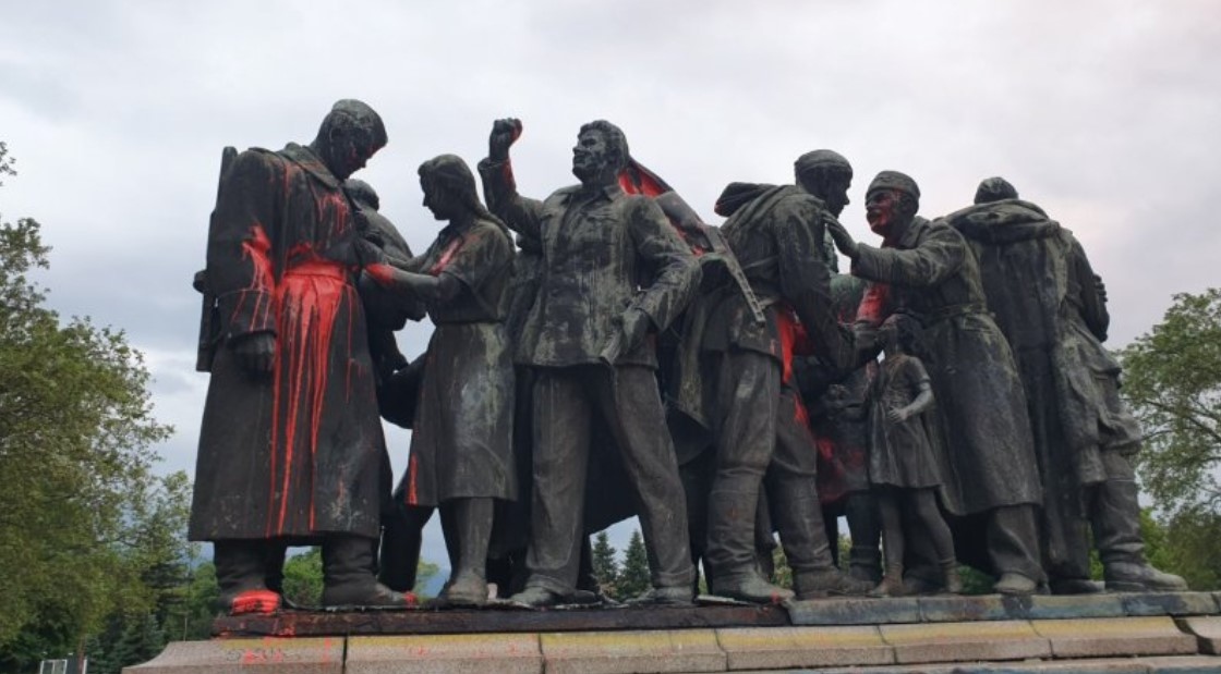 Паметникът на Съветската армия в центъра на София отново осъмна