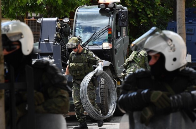 НАТО изпраща допълнителни сили в Косово след сблъсъците в северната