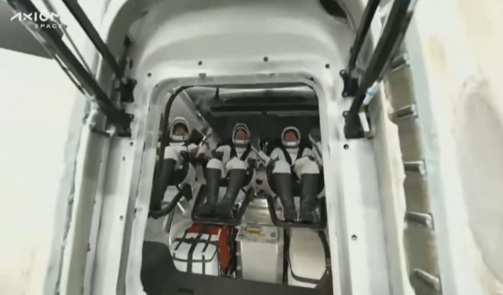 Капсула на Спейс Екс с четирима души участвали в търговската