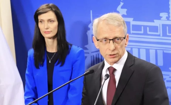 Правителството е от две части политическо на Продължаваме промяната