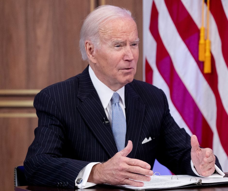 Американският президент Джо Байдън се спъна и падна след като