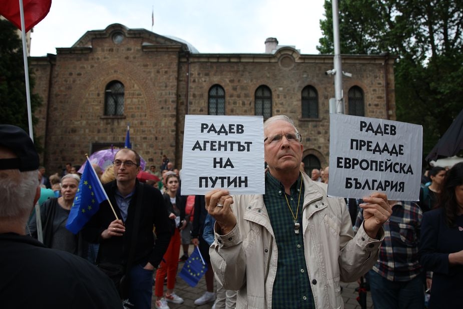 Три дни след като хиляди протестирахасрещу откровените усилия на президента Румен Радев да