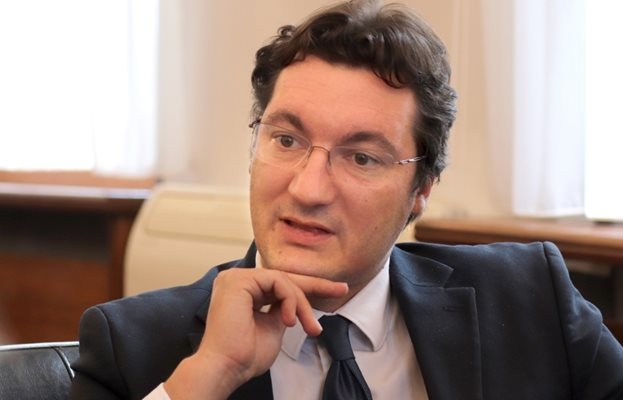 Президентът връчи мандата с неохота не заради това че не