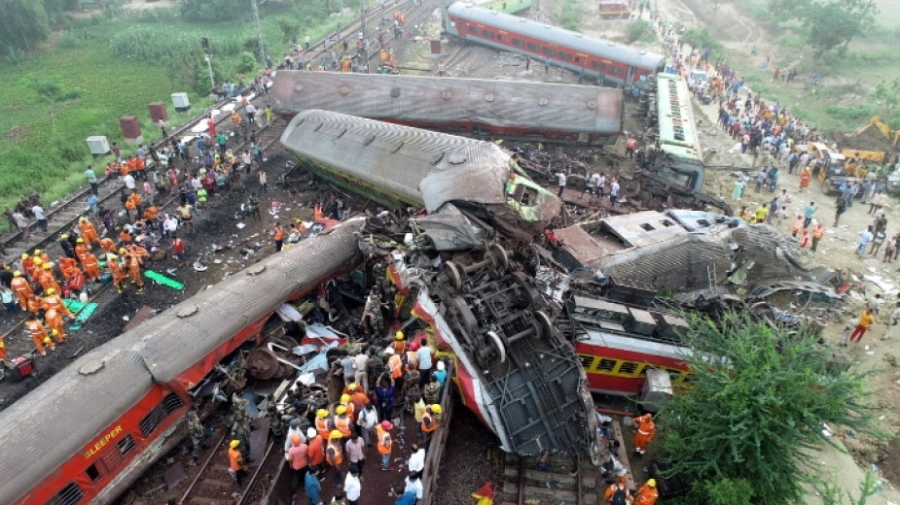280 жертви и над 900 пострадали при катастрофа между два влака в Индия