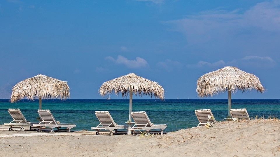 Повишени са цените на плажовете в Гърция Плаща се чадър
