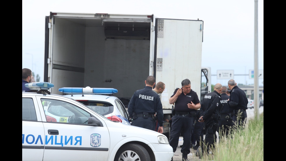 Откриха над 40 нелегални мигранти в камион на входа на