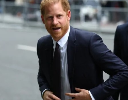 Принц Хари пристигна в съда за да свидетелства предава Ройтерс