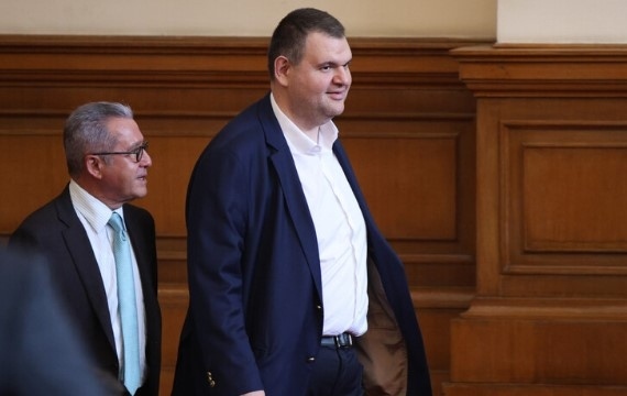 Парламентът реши: Пеевски вече е член на Комисията по конституционни въпроси. Това предизвика скандал