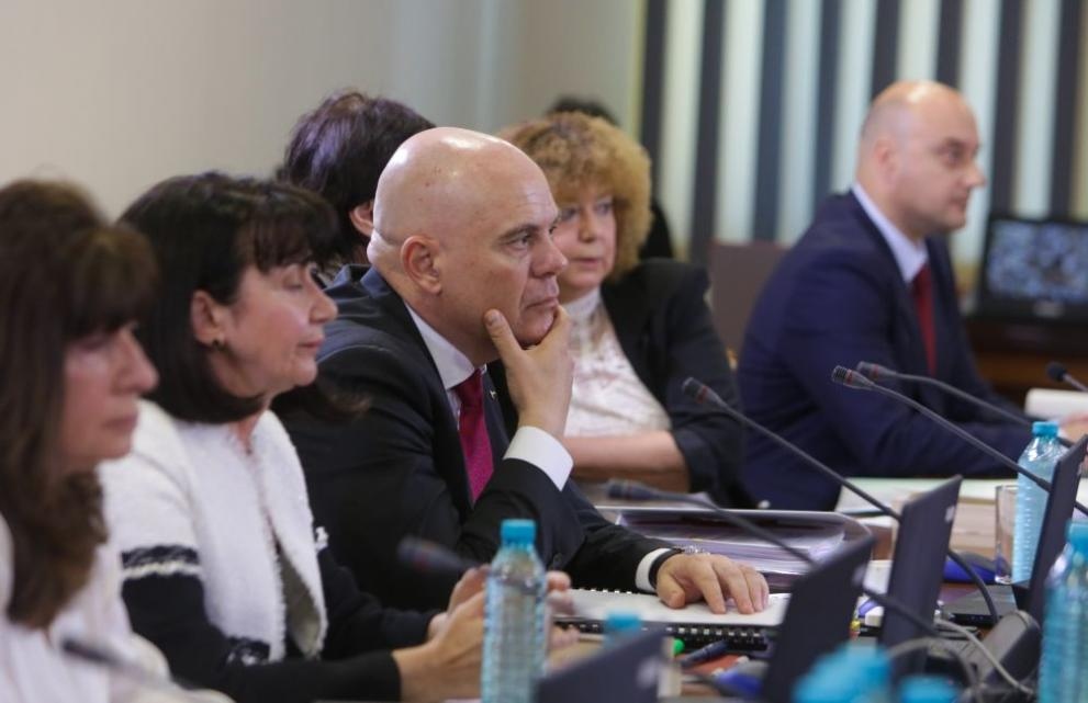 Шестима кадровици оттеглиха предложението си за отстраняване от длъжност на