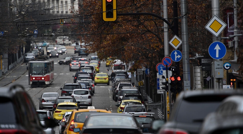 Автомобилите в София се увеличават все повече а средната им