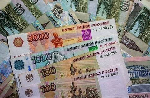 Рублата падна днес до двумесечно дъно спрямо долара след като