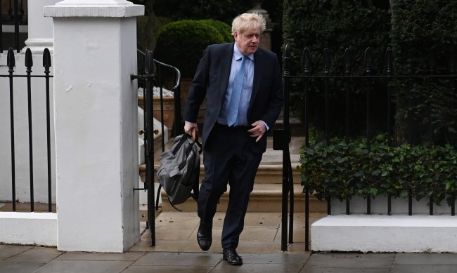 Бившият британски министър председател Борис Джонсън съобщи че напуска депуатското си