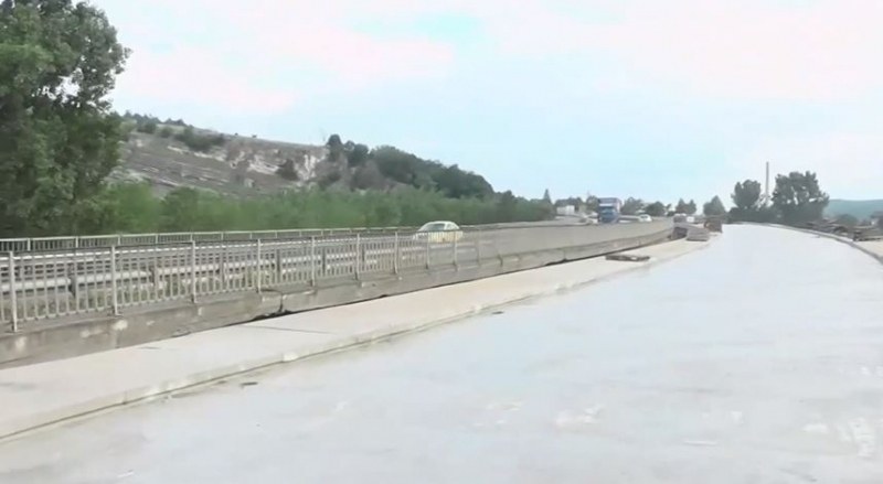 Движението в двете посоки по първокласния път между Мездра и