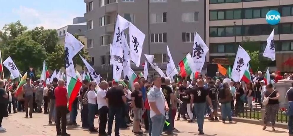 Два протеста срещу правителството се провеждат пред парламента Единия е