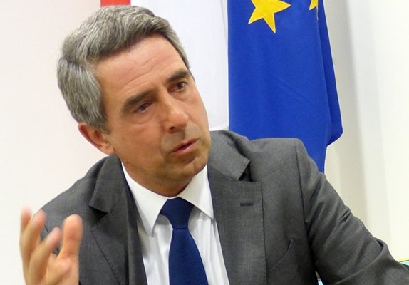 Радев е  проект на дълбоката държава Около него има само