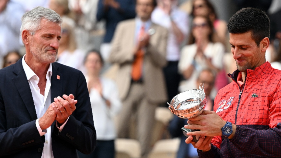 Новак Джокович получи трофея от ръцете на Яник Ноа и