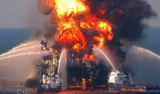 Голяма експлозия на петролна платформа в Русия е избухнала на