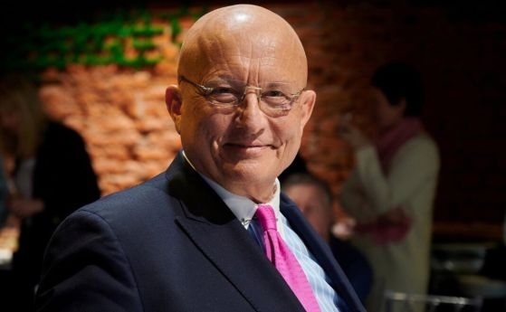 Сводка е проект на двама журналисти от авторитетното френско издание