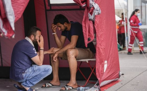 Най малко 78 мигранти са загинали а повече от 100 са спасени