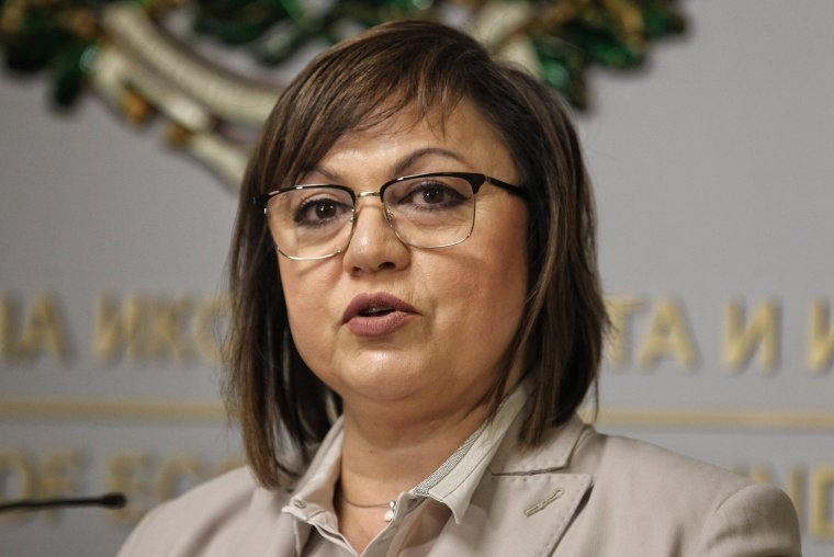 Лидерът на БСП Корнелия Нинова настоя финансовият министър Асен Василев