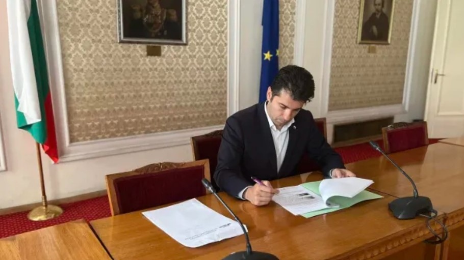 Кирил Петков подаде заявление в деловодството на НС с което