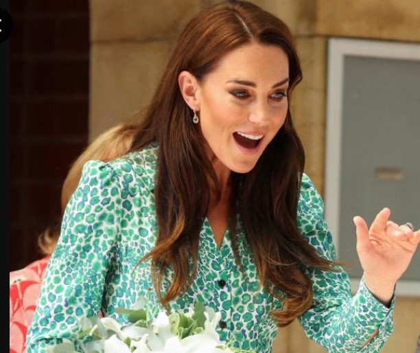 Кейт Мидълтън избра необичайно смел принт при посещението си в