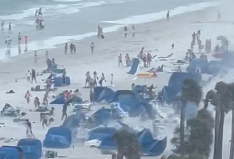 Смерч в близост до Клиъруотър Бийч във Флорида излезе на