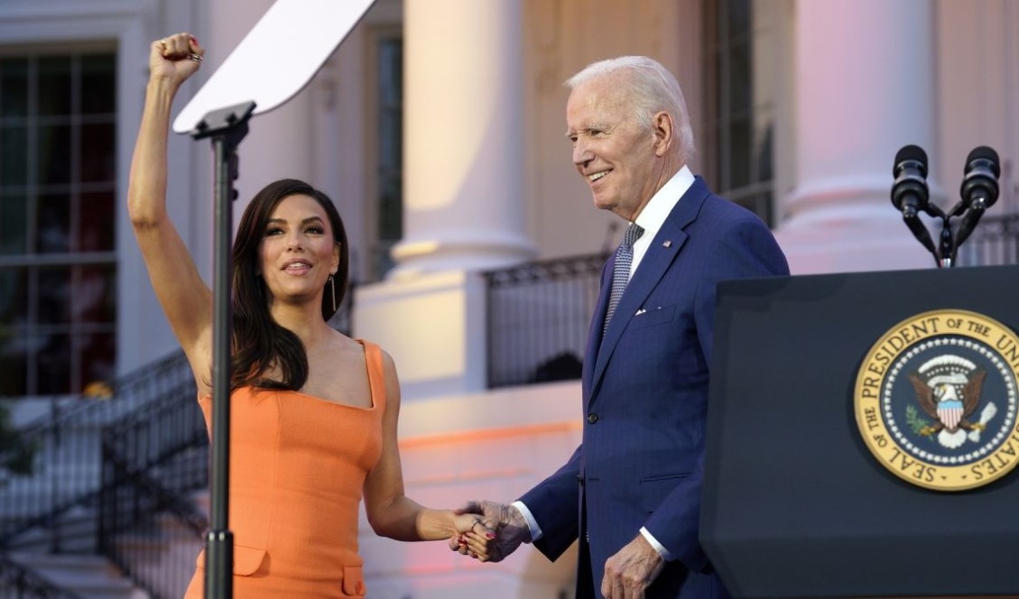 Президентът Джо Байдън първата дама Джил Байдън и Ева Лонгория