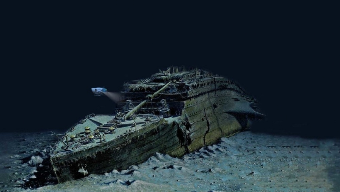 Подводница използвана за превоз на туристи за да разгледат останките